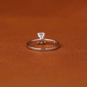 Estilo de moda Esmeralda corte laboratorio cultivado diamante solitario anillo de compromiso 18K chapado en oro sólido IGI certificado anillo de regalo para mujer - Product Image 5