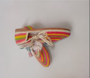 Hecho de rafia y cuero con colores del arco iris zapatos de rafia Cómodo Rafia hecha a mano, idea de regalo - Product Image 1