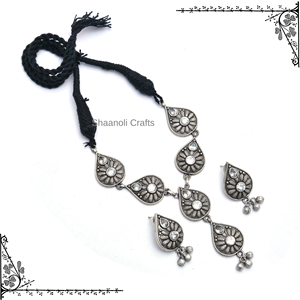 Collares de diseñador hechos a mano indios Collar de diseño de patrón de flores hermosas oxidadas de plata para mujeres para uso en festivales - Product Image 1