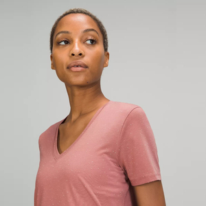 Camiseta con cuello en V para mujer, camisetas de ajuste relajado, venta al por mayor, camisetas informales transpirables ligeras de alta calidad hechas a medida para todos los días - Product Image 4