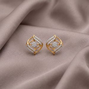 Boucles d'oreilles clous en or jaune avec diamants de laboratoire et motif feuille superposée - Product Image 4
