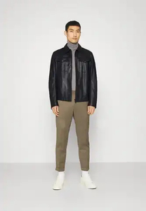 T-shirt à col boutonné en cuir noir véritable personnalisé pour hommes en toile respirante à manches courtes avec poche poitrine pour le printemps et l'automne - Product Image 3