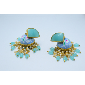 Boucles d'oreilles longues en laiton doré mat traditionnelles de style Meenakari avec des perles et des pierres pour filles et femmes - Product Image 2