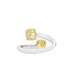 VS1 Cojín amarillo elegante Corte de diamante Anillo de compromiso solitario Cojín y anillo de diamante de corte redondo Anillo de oro amarillo de 14 quilates - Product Image 2
