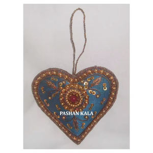 Diseño único en forma de corazón de bordado dorado Zari CON ADORNO colgante de trabajo con cuentas para decoración y propósito de regalo - Product Image 1