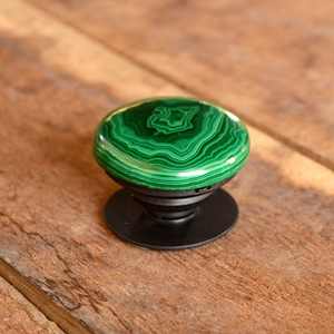 Agarre ajustable para teléfono con forma redonda de malaquita verde natural, soporte para móvil, cabujón, piedras preciosas, malaquita, encantos de agarre para teléfono decorados - Product Image 3