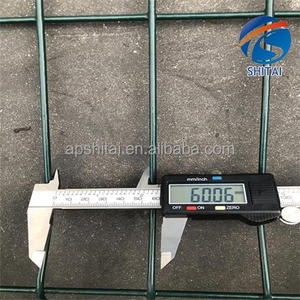 Fabricante de China, buen <span class=keywords><strong>precio</strong></span>, valla 3D, <span class=keywords><strong>malla</strong></span> en V recubierta de PVC verde, valla <span class=keywords><strong>perimetral</strong></span> 3D, poste cuadrado soldado, panel de valla 3D <span class=keywords><strong>para</strong></span> exteriores - Product Image 4