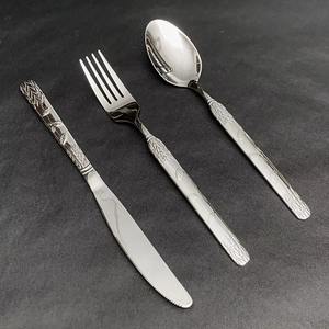 Lujo 18/0 Acero inoxidable 4 piezas Plata con cucharas para servir Vajilla Cubiertos Juego de cubiertos para fiestas de boda - Product Image 2