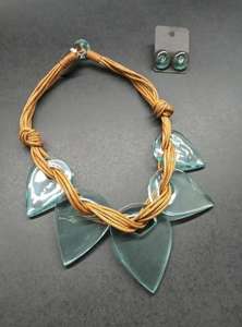 Collier pendentif en pierre de résine moderne et élégant vintage Bijoux de déclaration pour femmes pour les fêtes de mariage et de fiançailles - Product Image 3