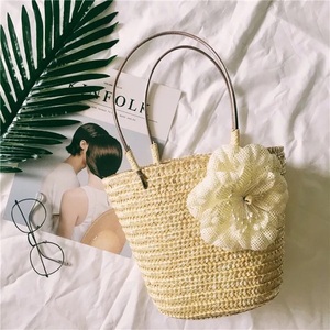 Vente en gros de produits d'artisanat vietnamien sac en paille pour femmes sac à main fourre-tout d'été en rotin tissé avec poignée - Product Image 3