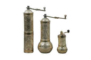 Ensemble de sel et de poivre en laiton prêt pour la table avec un couvercle pratique et une forme compacte, idéal pour un accès rapide pendant la cuisson ou le dîner - Product Image 5