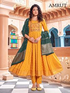 Ropa étnica de rayón con bordado de lentejuelas Kurti Pant y Dupatta Mujer Fabricante de moda de Surat a la tarifa más baja - Product Image 6