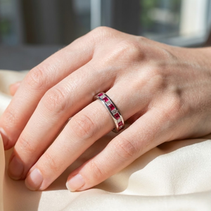 Bague de mariage demi-éternité en or massif 18 carats (AU750) avec rubis véritable taille princesse et diamants naturels sertis en canal, idéale pour un anniversaire - Product Image 3