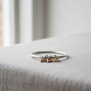 Bracelet jonc en argent martelé avec trois breloques en forme de cœur, plaqué or, plaqué or rose et plaqué argent, bijoux minimalistes - Product Image 2