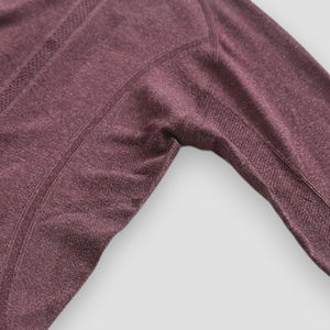 Haut de yoga à manches longues de couleur unie OEM pour femmes, t-shirt de sport avec trou pour le pouce, col rond, vêtements de sport d'été et d'automne. - Product Image 3