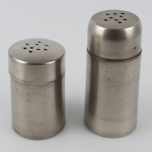 Molinillo de sal y pimienta de latón de primera calidad con superficie de pátina martillada artesanal diseñado para comedor decorativo - Product Image 2