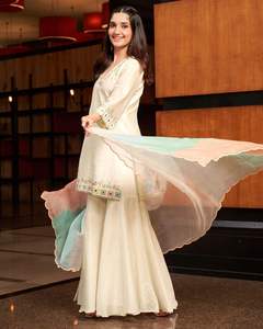 Superbe ensemble de vêtements de fête Sharara avec Kurti et Dupatta embellis Un choix à la mode pour les célébrations festives et les fonctions de mariage - Product Image 3