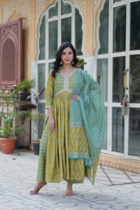 Robe Anarkali classique à la demande avec Dupatta élégant et décolleté détaillé pour les rassemblements religieux et les fonctions familiales - Product Image 3