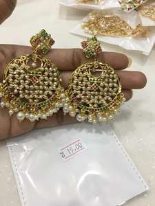 Personnalisez vos boucles d'oreilles dorées avec des pierres multicolores, des embellissements en perles et un travail complexe en Kundan |   Bijoux de mariée traditionnels - Product Image 6