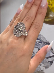 Le magnifique ovale que nous avons créé à d bijoux de lueur ressemble à une autre dame chanceuse qui bascule une bague ovale à trois pierres lourdes - Product Image 5