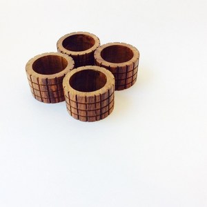 Anillos de Servilleta de Madera Hechos a Mano con Acabado Pulido, Textura de Líneas de Lujo, Formas Cuadradas, Novedad - Product Image 1