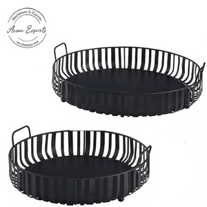 Ensemble de plateaux de service ronds en métal noir modernes Plateaux décoratifs durables avec poignées Parfait pour la cuisine, les repas et les fêtes - Product Image 1