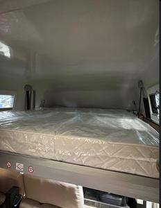 Autocaravana de Lujo Blanca con Cocina Completa, Cama, Baño y Aire Acondicionado para 4-6 Personas, Ideal para Viajes y Campamentos - Product Image 6