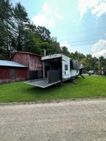 Mini camping-car forestier avec alimentation intégrée et espace de préparation, toilettes portables modernes, évier, miroir et armoire, avec garantie