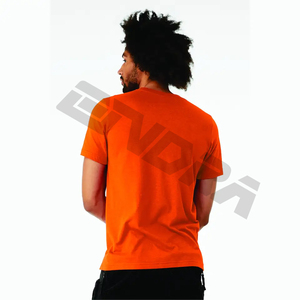 La simplicidad y la elegancia: ¡Eleva tu armario con nuestra atemporal colección de camisetas con cuello redondo! - Product Image 3