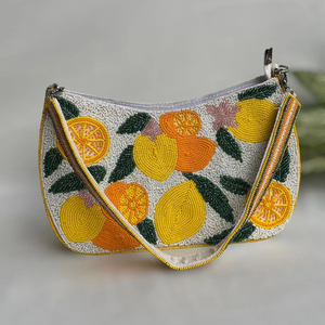 Pochette de voyage tropicale personnalisable faite à la main avec des perles d'agrumes, motif citron et orange, sac à main tendance pour un usage quotidien - Product Image 1