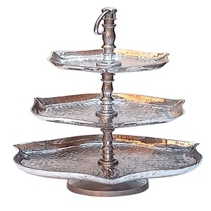 Plateau à gâteau décoratif tendance en bois, finition noyer, forme arrondie avec support en laiton, pour hôtels, bars et maison - Product Image 2