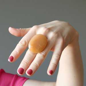 Bague en résine avec boucle en corne en plastique et cercle en résine de différentes couleurs pour les sacs de tenue de mariage inspirés du style des anges. - Product Image 4