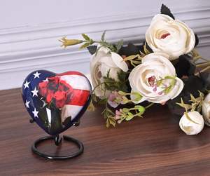 Drapeau américain Urne funéraire en forme de cœur Urne funéraire Cendres Souvenir pour humains et animaux de compagnie Urnes commémoratives Urnes sur pied en métal durable - Product Image 6