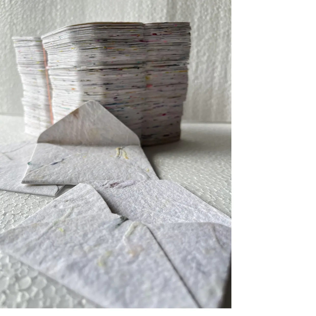 Bloem Gevlekte Handgemaakte Papieren Enveloppen Met Echte Bloembladen Ingebed In Het Papier, Ideaal Voor Gebruik In Bruiloftsbriefpapier