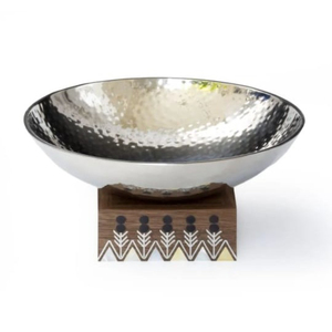 Bol décoratif martelé artisanal en acier inoxydable avec piédestal en bois à motifs uniques parfait pour la décoration intérieure - Product Image 1