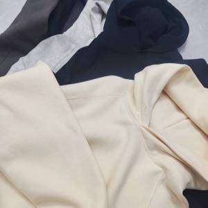 Sweat à capuche uni pour hommes et femmes-Pull en coton de qualité supérieure avec ton neutre et design de base pour un usage quotidien, commandes personnalisées ou au détail - Product Image 4