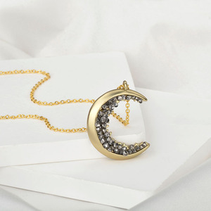 Collier à breloque croissant de lune en cristal noir plaqué or, collier à pendentif lune incrusté pour la fête des mères - Product Image 3
