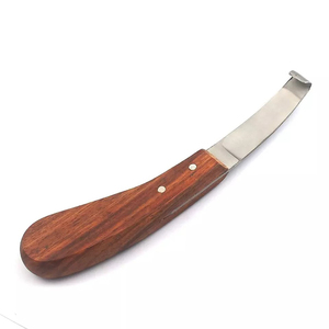 Cuchillo para pezuña de acero inoxidable con mango de madera, instrumentos de aseo veterinario disponibles a precios al por mayor, industrias armandiosas - Product Image 1
