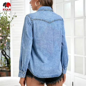 Veste en jean tendance pour femmes, confectionnée en tissu denim durable, avec une coupe moderne et une texture lisse - Product Image 4