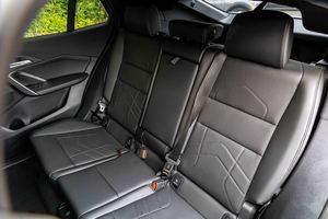 รถ SUV ปี 2025 X2 XDRIVE28I สภาพดีเยี่ยม สีแดงภายนอก เกียร์ 7 สปีด ระบบขับเคลื่อนสี่ล้อ 241 แรงม้า เครื่องยนต์ 2 ลิตร 14 อัตโนมัติ ประเภทรถครอสโอเวอร์ - Product Image 3
