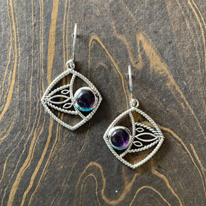 Boucles d'oreilles pendantes en améthyste de forme géométrique (7,1 grammes) – Sertissage clos tendance, idéales pour les fêtes et les cadeaux, fabriquées en laiton et cuivre - Product Image 1