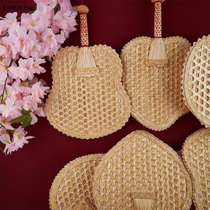 Éventail artisanal en paille de blé en gros, formes uniques de feuilles et de gourdes avec broderie en soie rouge exquise pour cadeaux festifs. - Product Image 3