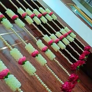 Guirlandes suspendues de fleurs artificielles de Mogra avec perles Moti Mala et roses rouges pour la décoration et les événements de mariage indien Haldi Mehendi - Product Image 3