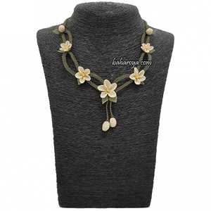 Igne Oyası Sarmaşık Kolye Krem Collier à la mode avec un design complexe - Product Image 1