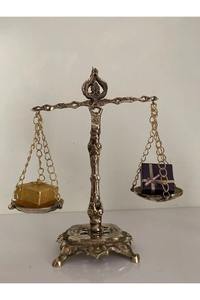 Báscula de equilibrio de latón con acabado pulido y base de madera, báscula decorativa para el hogar y la oficina - Product Image 2