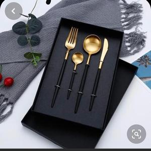 Juego de cubiertos de acero inoxidable con acabado dorado, diseño sofisticado para comidas extraordinarias y momentos memorables - Product Image 1