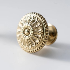 ลูกบิดประตูดีไซน์เนอร์สีทองหรูหรามือจับตกแต่งหรูหราสำหรับตู้ลิ้นชักตู้เสื้อผ้าอุปกรณ์ตกแต่งบ้านที่ทันสมัย - Product Image 1