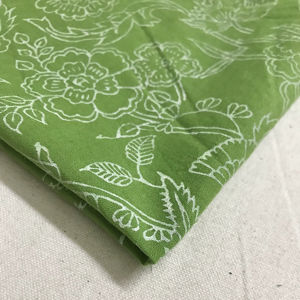 Tela de Algodón Estampada a Mano con Bloques Verdes |   Diseño de contorno floral blanco en tejido indio - Product Image 3