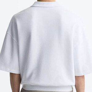 Camiseta Polo Holgada y Relajada con un Estilo Minimalista y Moderno - Product Image 2