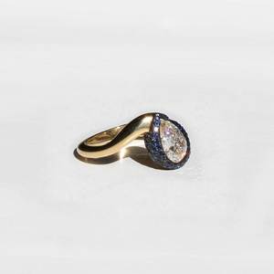 Anillo de compromiso con diamante de corte pera y banda de chevron, anillo de boda curvo de oro con diamantes cultivados en laboratorio, regalo de joyería de aniversario moderno y personalizado - Product Image 3